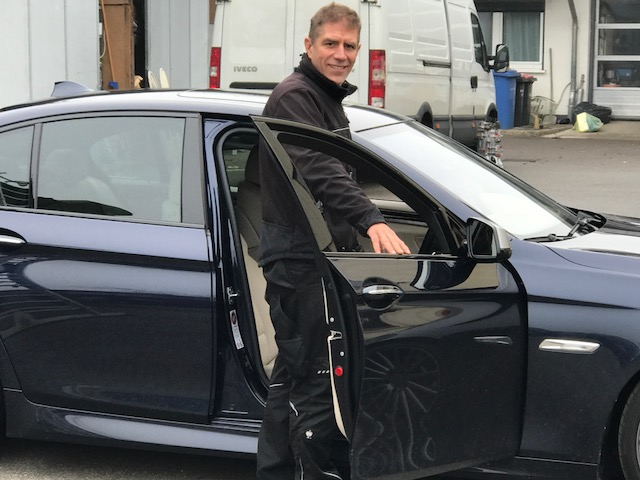 Ali Kayali vor einem Fahrzeug